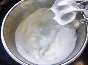 开始打发蛋白，在蛋白中加入几滴柠檬汁，用电动打蛋器打至粗泡状态时加入第一次细砂糖，有纹路出现时再加入第二次细砂糖，一直打发至干性发泡状态，即提起打蛋头尖端有小尖勾。