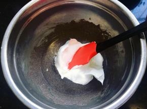 取三分之一的蛋白霜加入到面糊中，用硅胶刮刀翻拌均匀。