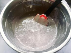 再全部倒入剩余的蛋白霜中，继续翻拌均匀，面糊呈细腻光滑状。