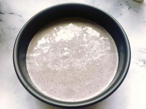 将面糊倒入六寸戚风模具中，轻轻震几下，震出大气泡。