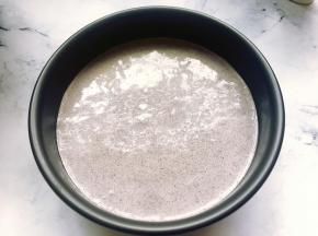 将面糊倒入六寸戚风模具中，轻轻震几下，震出大气泡。