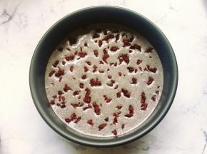 将少许蔓越莓干剁碎，撒在面糊表面做装饰。