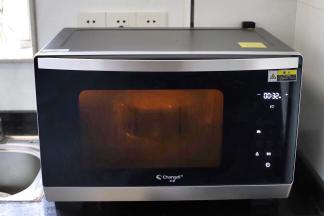 在蛋糕模上盖上保鲜膜，边上一圈系上绳子打个结，以防水蒸气滴在黑米糕上，影响长高，放入预热好的长帝蒸烤箱，设置“纯蒸”模式，上下火100度蒸35分钟，蒸好以后再焖五分钟取出。