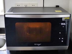 在蛋糕模上盖上保鲜膜，边上一圈系上绳子打个结，以防水蒸气滴在黑米糕上，影响长高，放入预热好的长帝蒸烤箱，设置“纯蒸”模式，上下火100度蒸35分钟，蒸好以后再焖五分钟取出。