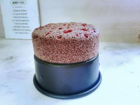 去掉保鲜膜，轻震一下倒扣在烤网上，晾凉一会儿，就可以轻松脱模了。