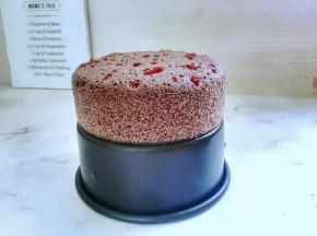 去掉保鲜膜，轻震一下倒扣在烤网上，晾凉一会儿，就可以轻松脱模了。