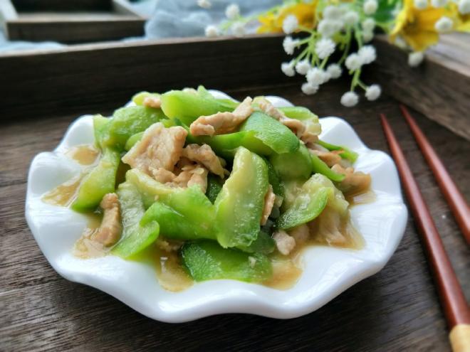 连汤汁都不剩的~丝瓜炒肉片