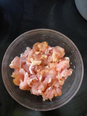 猪肉洗干净切成薄片，然后加入适量淀粉、盐、料酒和酱油，搅拌均匀后腌15分钟。