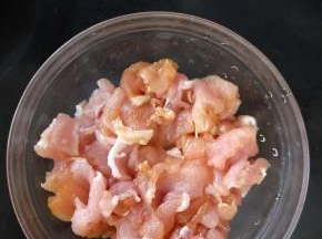 猪肉洗干净切成薄片，然后加入适量淀粉、盐、料酒和酱油，搅拌均匀后腌15分钟。