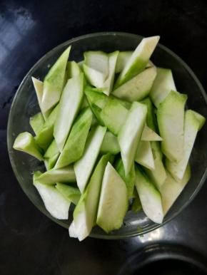 丝瓜去皮斜切成小块。