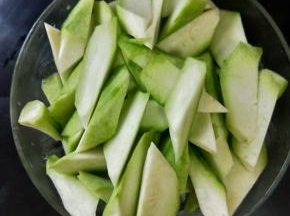 丝瓜去皮斜切成小块。