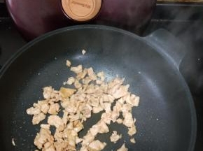 丝瓜去皮斜切成小块，翻炒至变色后盛出。