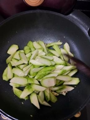 锅里重新加适量油，放入蒜蓉，煸炒出香味。然后倒入丝瓜块。