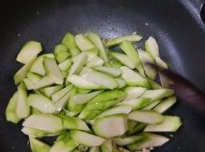 锅里重新加适量油，放入蒜蓉，煸炒出香味。然后倒入丝瓜块。