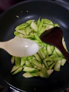 翻炒至丝瓜有点蔫后加入适量盐。