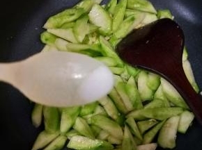 翻炒至丝瓜有点蔫后加入适量盐。