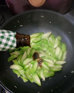 再加入适量耗油和一点点热水。