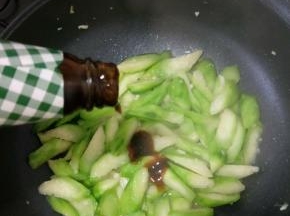 再加入适量耗油和一点点热水。