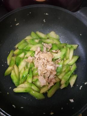 翻炒片刻后倒入猪肉。