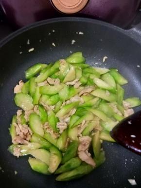 继续翻炒均匀，出锅。