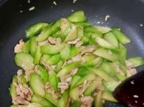 继续翻炒均匀，出锅。