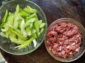现在开始处理食材:牛肉洗干净切成薄片，加入适量盐、淀粉、料酒、酱油、姜丝、食用油，用手抓匀后腌15分钟左右。
西芹掰成两节，撕去里面的丝，然后切成片。