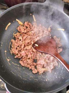 一直炒到牛肉变色。