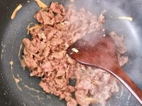 一直炒到牛肉变色。