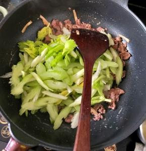 然后倒入西芹，继续大火翻炒。
