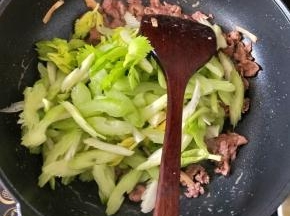 然后倒入西芹，继续大火翻炒。