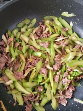 最后再加入适量耗油和一丢丢盐调味，炒至西芹断生即可出锅。