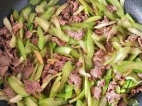 最后再加入适量耗油和一丢丢盐调味，炒至西芹断生即可出锅。