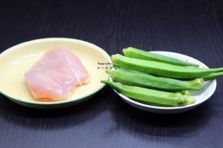 准备食材：秋葵、鸡胸肉、油、盐、生粉、生抽、生姜、大葱、辣椒
