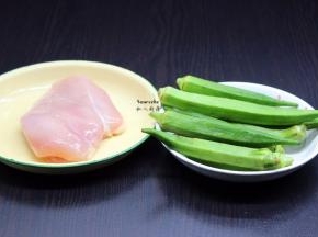 准备食材：秋葵、鸡胸肉、油、盐、生粉、生抽、生姜、大葱、辣椒