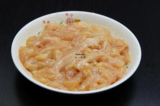 鸡胸肉解冻，洗净，切薄片。放盐、油、生抽、生粉拌均腌制。
