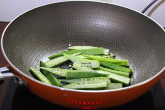热锅，锅里涂抹点点油，中火把秋葵煸炒香，变软，出锅。