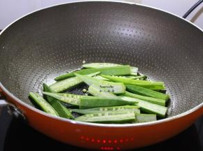 热锅，锅里涂抹点点油，中火把秋葵煸炒香，变软，出锅。