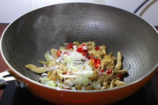 热锅，放盐，倒入拌均好的鸡胸肉，大火爆炒六成熟，然后加热切好的大葱、辣椒，翻炒均匀。