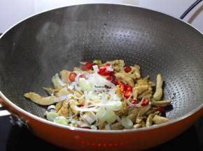 热锅，放盐，倒入拌均好的鸡胸肉，大火爆炒六成熟，然后加热切好的大葱、辣椒，翻炒均匀。