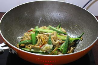 再把炒好的秋葵加入锅里炒熟，放盐炒均即可出锅。这道简单又美食的家常菜就可以吃了。