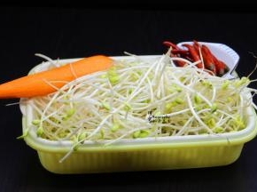 食材的准备：豆芽、胡萝卜、泡椒、油、盐、辣椒油