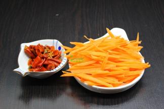 胡萝卜去皮，洗净，切丝，越细越好，泡椒洗净，切好。这个泡椒是自己购买的小辣椒浸泡的，很香、很辣，很好吃，如果自己不会浸泡，可以购买泡椒。