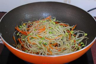 豆芽、胡萝卜炒熟，放盐炒均，关火即可上桌，酸辣开胃的一道素菜，非常好吃。