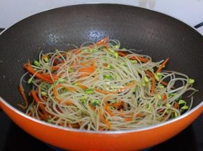 豆芽、胡萝卜炒熟，放盐炒均，关火即可上桌，酸辣开胃的一道素菜，非常好吃。