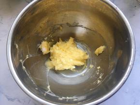 首次将黄油室温软化，软化到用手指轻按有明显痕迹即可，然后加入糖粉和盐，用硅胶刮刀翻拌均匀。