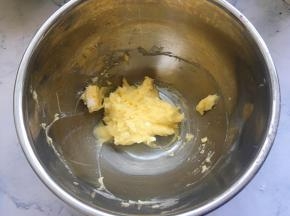 首次将黄油室温软化，软化到用手指轻按有明显痕迹即可，然后加入糖粉和盐，用硅胶刮刀翻拌均匀。