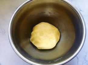 最后用手轻轻揉成团，放置几分钟备用，如果天气热，可以密封好放冰箱冷藏几分钟。