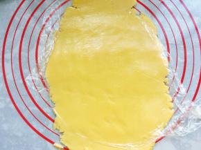 饼干开始整形。先将松弛好的面团用擀面棍擀成薄面片。