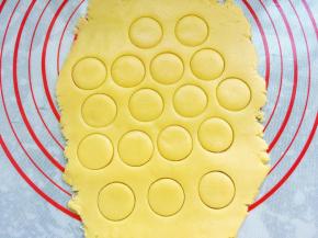 接着用一个大号的裱花嘴口压出一个个圆形。