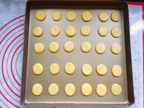 将压好的小圆片用刮板轻轻移到不沾烤盘上，隔开一定的距离排放好，尽量注意不要变形。